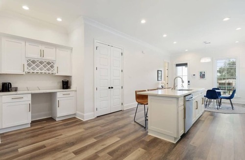Leonidas House | Stunning Luxury Home 2 Blocks From Streetcar!