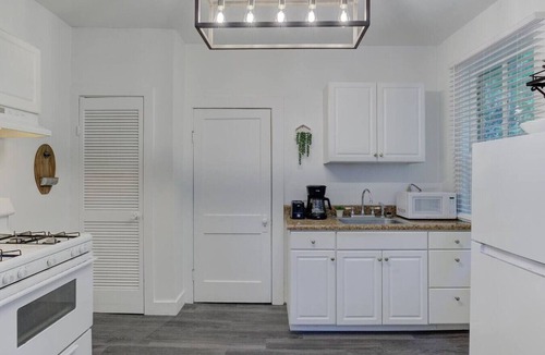 Central Gardens Apartment | Stunning Memphis` Neighborhood-Guest House Retreat