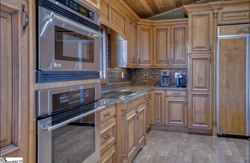 Lynn House | Stunning Mountain Retreat with Hot Tub