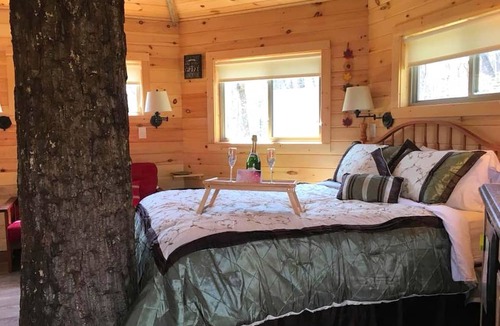 Hico Cabin | Stunning Tree House Rental in the Forest near Beckley, West Virginia
