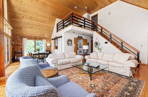 Valley Springs House | Stunning Views Hilltop Cabin Near Homestead Resort!