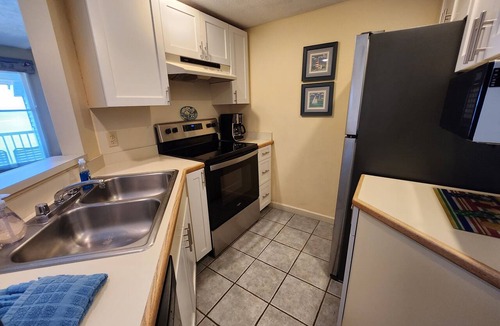 Traverse City Condo | Stunning Views, Private Master Suite - North Shore Inn Condo 306