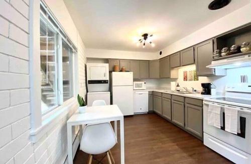 Ann Arbor House | Stylish 2BR in Historic WaterHill/Walk to Downtown & The Big House
