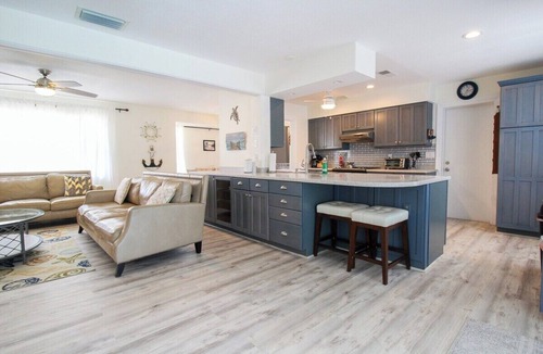 South Sarasota House | Stylish 3/2 pool home near Siesta Key - Turtle House