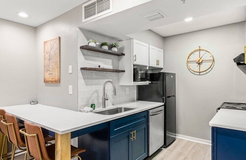 Garden Hills Apartment | Stylish Buckhead Condo Your Urban Getaway in ATL