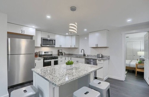 East Allegheny House | Stylish & Central 3BD Home Pittsburgh/North Side with Free Street Parking