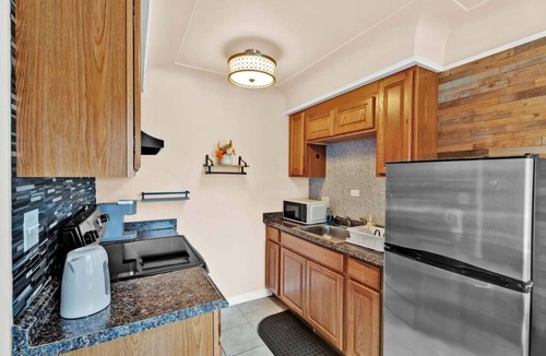 Shelby Township Apartment | Stylish & Comfy Shleby Retreat ~ Patio ~ Parking!