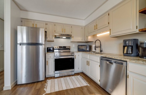 Elizabethton Condo | STYLISH CONDO, sleeps 6, private fenced in back yard with pergola and fire pit.