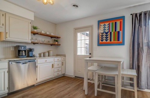 Elizabethton Condo | STYLISH CONDO, sleeps 6, private fenced in back yard with pergola and fire pit.