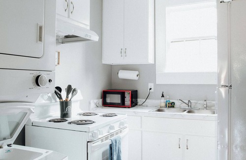 Montgomery Apartment | Stylish Downtown Stay | Modern Comfort & WiFi