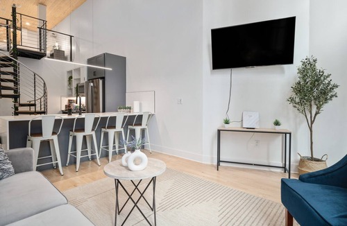 Central City Apartment | Stylish DT Apartment Loft l Rooftop+Parking+Gym! Sleeps 4