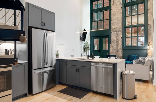 Central City Apartment | Stylish DT Apartment Loft l Rooftop+Parking+Gym! Sleeps 4
