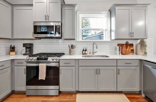 Durham House | Stylish Durham Getaway Near Duke/DT - Fun Backyard