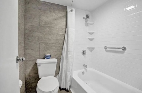 Downtown Hollywood Hotel | Stylish Florida Room Near Downtown Hollywood w/Pool and Free Breakfast