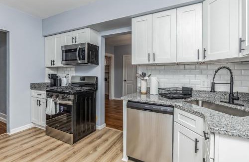 Forest Hills Apartment | Stylish Modern Home Near Downtown Pittsburgh | Sleeps 7