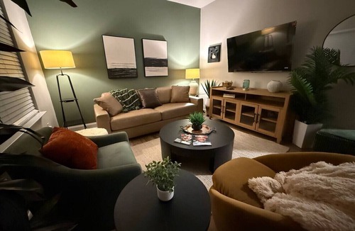 Anderson House | Stylish | Pvt Baths | Minutes to Shopping & Dining
