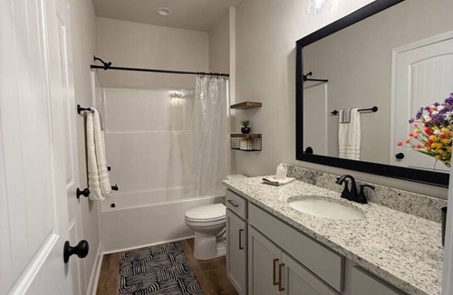 Anderson House | Stylish | Pvt Baths | Minutes to Shopping & Dining