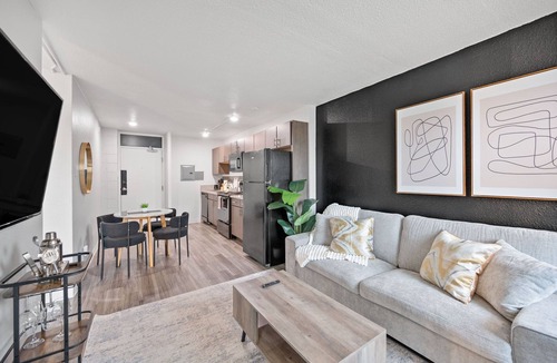 Corryville Apartment | Stylish studio+ Prime Location Cincinnati + workspace + fitness room + smart TVs