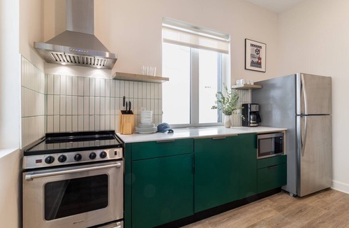 Buena Vista Apartment | Stylish Suite + Private Rooftop + Skyline Views | Walk to Germantown | Conway