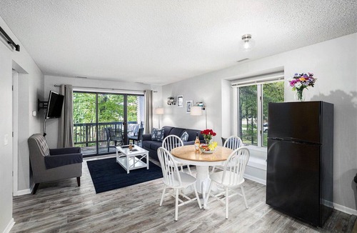 Acme Condo | 🏖️ Stylish The Shores Condo | Private Beach w/Views ➠ 5716