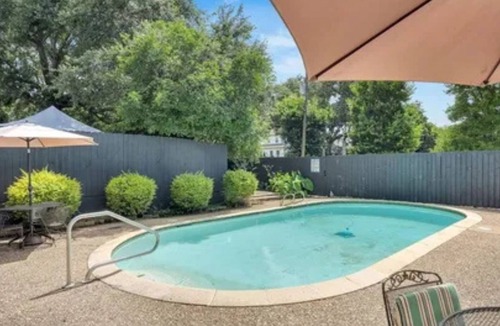 Lakeview House | Stylish Townhome with Swimming Pool in Safe, Central Location