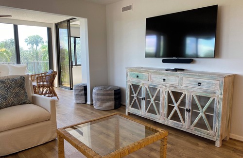 South Beach Condo | Stylish Vero Retreat - Minutes from downtown with Moorings private beach access