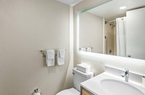 Charleston Hotel | Suburban Studios Charleston - Civic Center