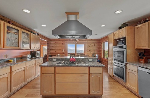 Banner Elk Cabin | Sugar Bear Lodge Log home across from Sugar MTN Hot tub, pool table, VIEWS!