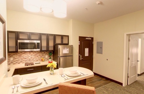 Bryant Pattengill East Apartment | Suite Close to U of M | Indoor Pool + Business Ctr