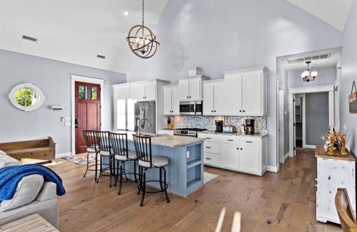 Bracey House | Summer Breeze|Heated Pool|Hot Tub!