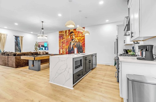 Hurwood Heights House | Summer rooftop hot tub, putt-putt, outdoor kitchen near Broadway