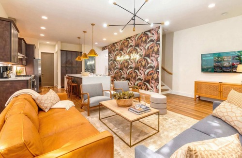 Hadley - Washington House | Summer rooftops, skyline views, karaoke garage near Broadway