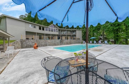 Jonesboro House | Summer Vacy/20-30 minutes to downtown Atlanta/Sleeps 12/Private Pool