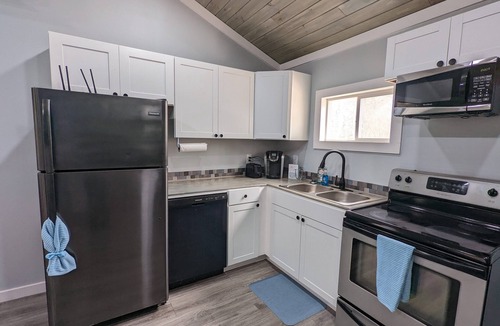 Summerlee House | Summerlee Suite - Beautiful Remodeled Farmhouse 5 Mins from the New River Gorge!