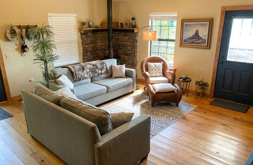 Mountainburg Cabin | Sundance Cabin: 20 acres w/hot tub + mountain view