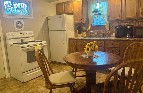 Springfield House | Sunflower Cottage close to Scheel's Sports Complex.