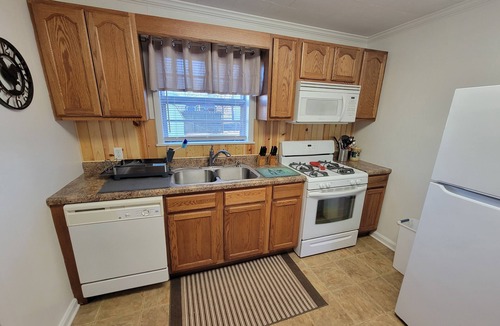 Wynnburg House | Sunkist beach house. Lake side house 3 bedroom house
