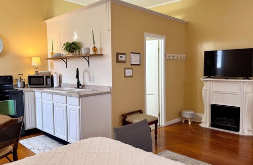 Palmyra House | Sunlit Studio on Historic Main Street