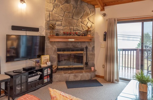 Sunplace House | Sunplace #02: Lake Access, Townhouse, Fireplace, Community Pool!