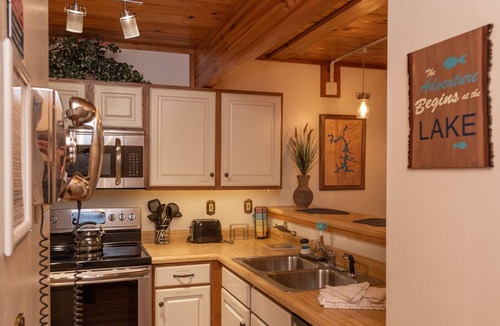 Sunplace House | Sunplace #02: Lake Access, Townhouse, Fireplace, Community Pool!