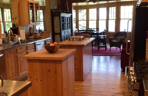 Munising Resort | Sunrise Bay Cottages: Rustic elegance for 32 people in 5 luxury cottages.