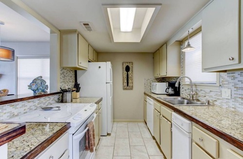 Hot Springs House | "Sunsets on Hamilton" Lakefront Condo!