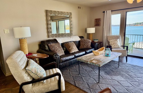Hot Springs House | "Sunsets on Hamilton" Lakefront Condo!