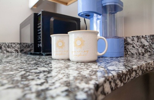 Rosewood House | Sunshine BNB in Downtown Cola- walk to 5 Parks!