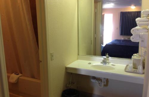 Siloam Springs Hotel | Super 7 Inn-Siloam Springs