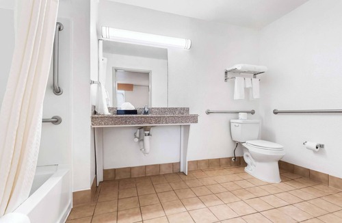 Baton Rouge Hotel | Super 8 by Wyndham Baton Rouge/I-10