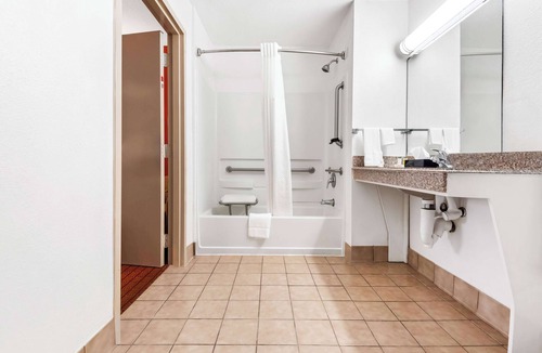 Baton Rouge Hotel | Super 8 by Wyndham Baton Rouge/I-10
