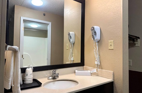 Booneville Hotel | Super 8 by Wyndham Booneville