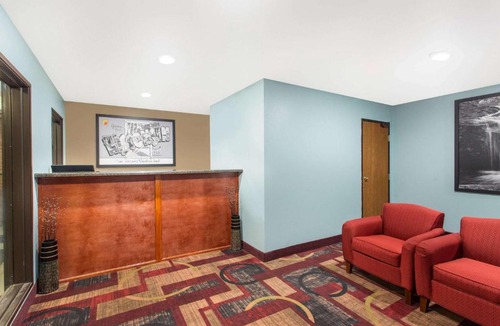 Eau Claire Hotel | Super 8 by Wyndham Eau Claire I-94