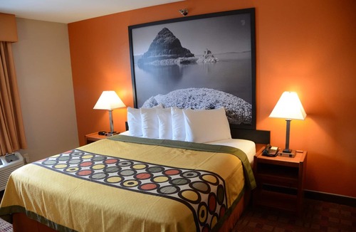 Fairgrounds Hotel | Super 8 by Wyndham Louisville/Expo Center